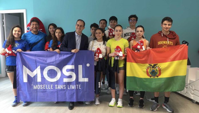 Les nageurs boliviens à Academos en compagnie d'Armel Chabane