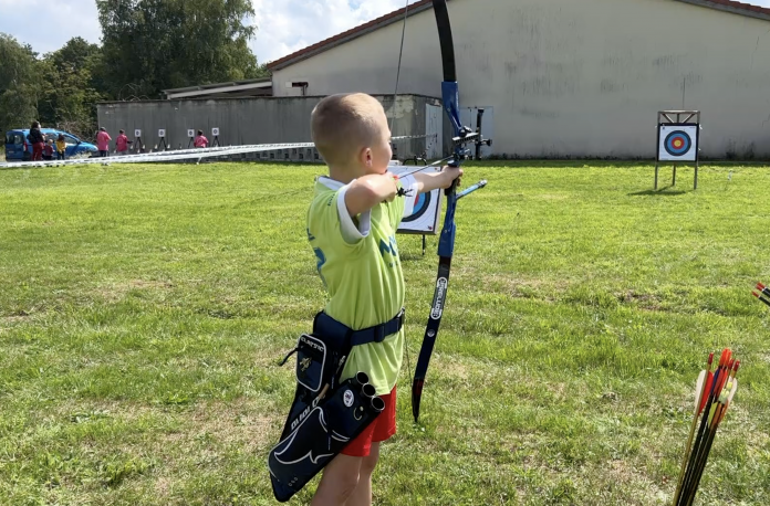 Découverte du tir à l'arc et de la sarbacane lors de la caravane Moselle Terre de Jeux à Bitche.