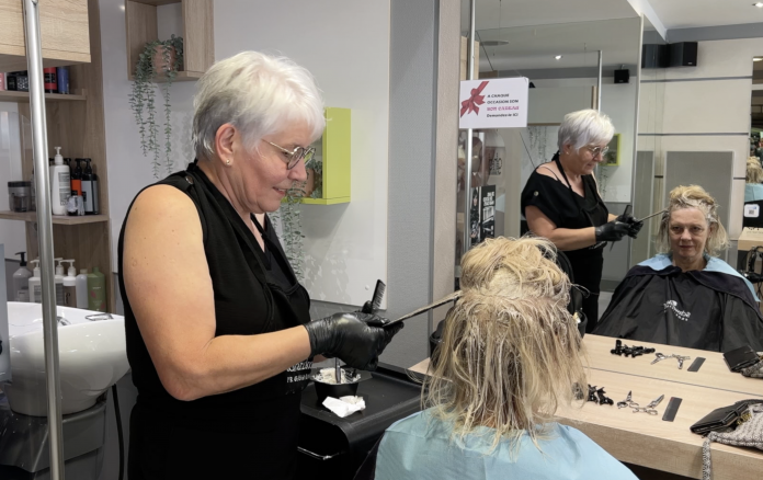 À 67 ans, Christiane décroche son CAP coiffure.