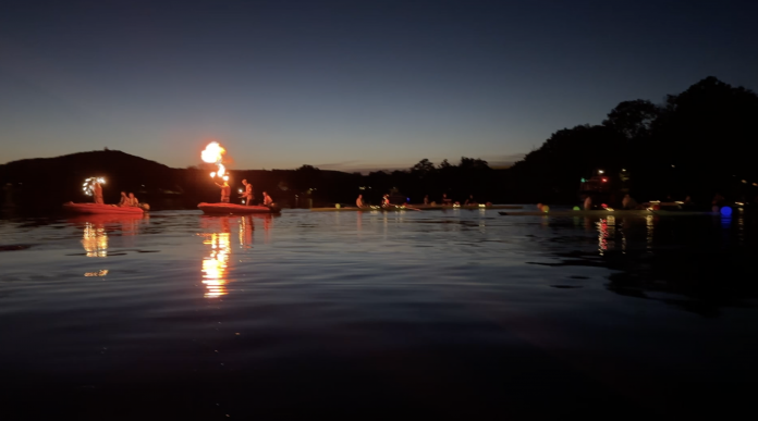 La parade nocturne de la fête de l'eau illumine le plan d'eau de Metz