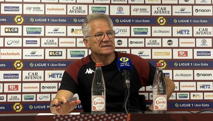 László Bölöni avant le match Metz - Lens