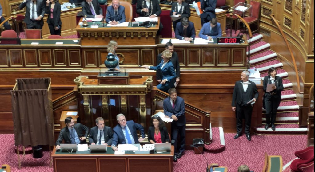 Catherine Belrhiti vote pour le nouveau Président du Sénat