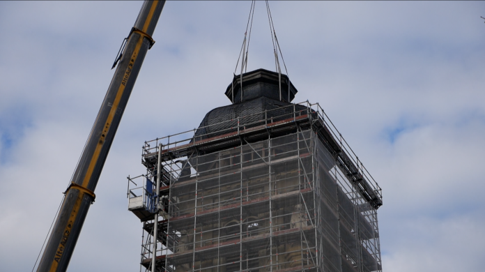 Le bulbe du clocher de l'Eglise Saint-Etienne, avant qu'il ne soit déposé sur le sol.