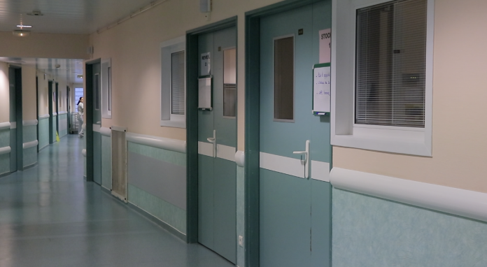 Ils aident les personnes privées d’autonomie à s’asseoir, se nourrir, à se déplacer et ils sont un maillon humain essentiel de la chaîne de santé. Eux, ce sont les aides-soignants. Ils étaient mis à l’honneur, dimanche 26 novembre.