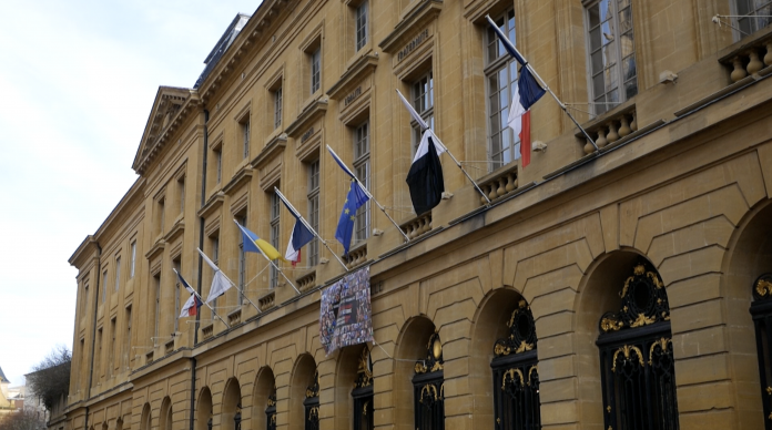 Drapeaux en berne à la mairie de Metz