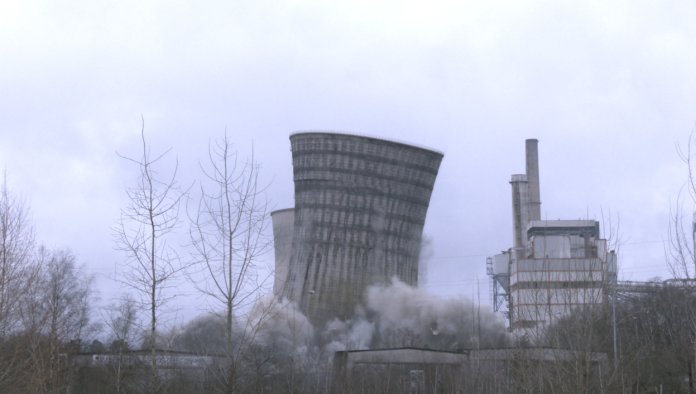 Revivez l’impressionnant dynamitage de la plus haute tour de la centrale Emile-Huchet