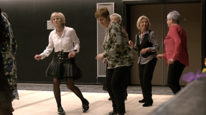 Ça swingue chez les seniors ! Chaque week-end, ils sont des dizaines à enflammer la piste de dance. On s'est rendu ce dimanche à Terville pour rencontrer des Mosellans qui raffolent des thés dansants ⤵
