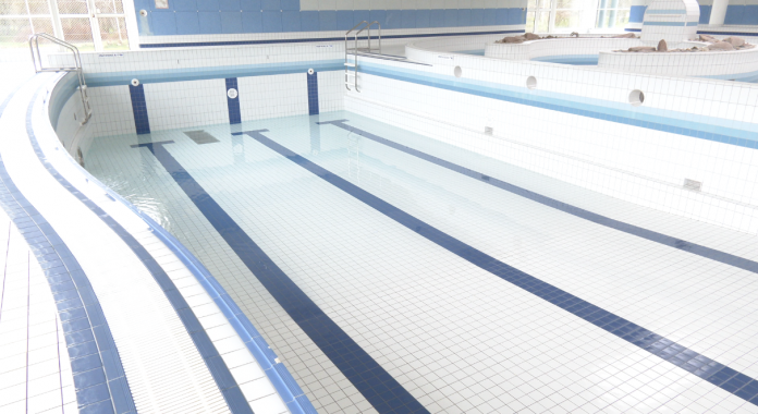 Vidange : la piscine de Sarrebourg se vide pour accueillir une exposition