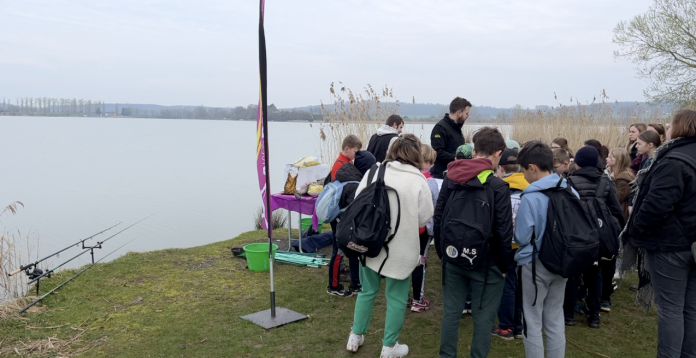 Les enfants au plan d'eau de la Mutche