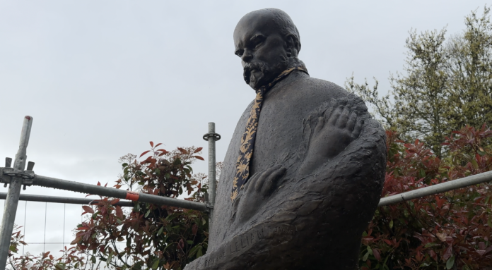 À Metz, le buste de Paul Verlaine porte de nouveau une cravate