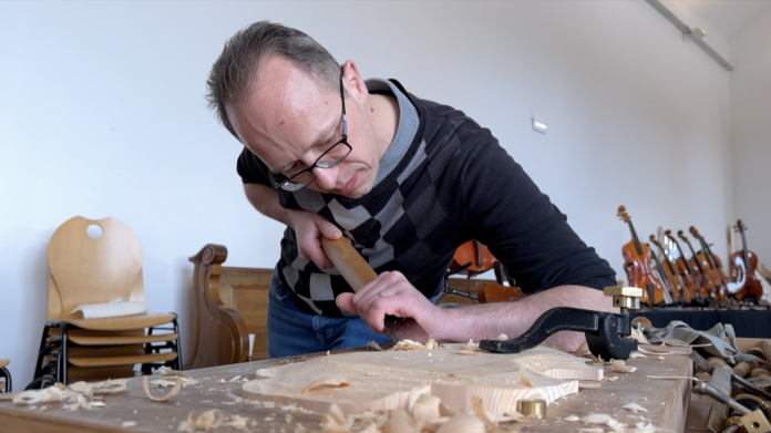 Artisans à Sarrebourg : un luthier de Château-Salins en pleine démonstration lors des JEMA2024