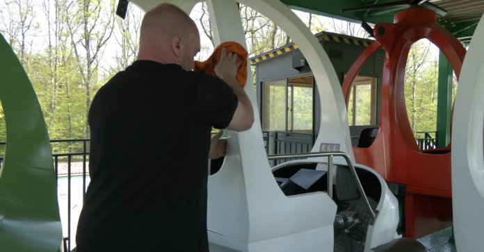 Formation des saisonniers, installations des nouvelles attractions, c'est effervescence au parc Pokeyland, situé à Fey.