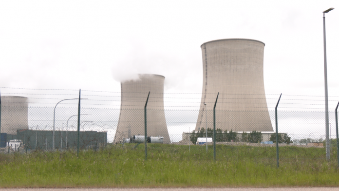 Alors que la France envisage de prolonger la durée de vie de la centrale nucléaire de Cattenom au-delà de 2026, près de trente communes luxembourgeoises montent au créneau pour exiger sa fermeture pour des raisons environnementales.