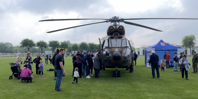 L'hélicoptère a réuni beaucoup de monde autour de lui !