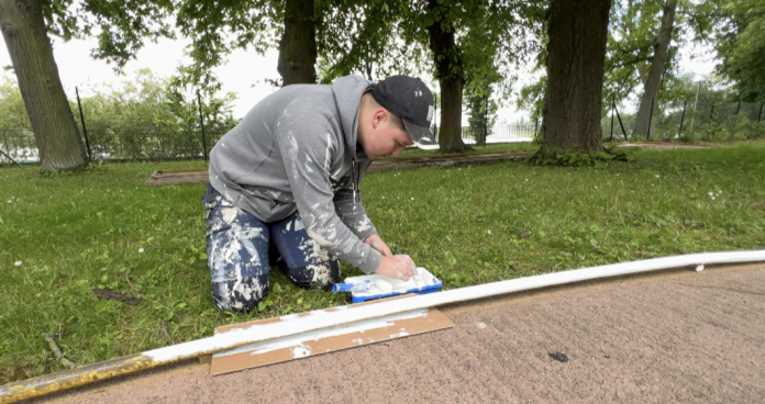 Baptiste réhabilite le minigolf de l'île du saulcy
