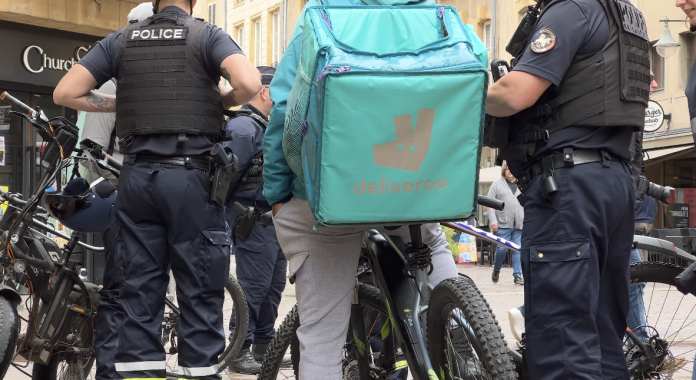 Un contrôle de police avec des livreurs à vélo