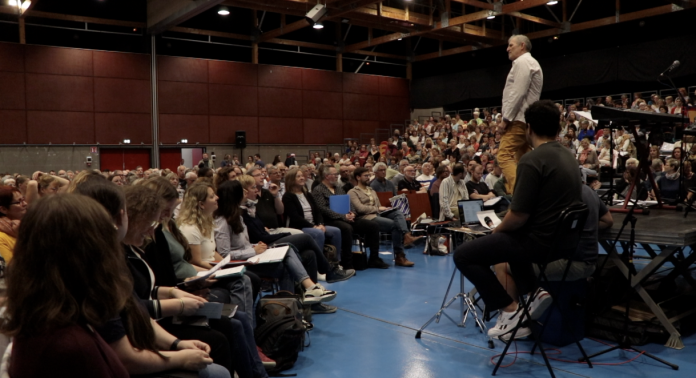 Le nouveau spectacle des 2 000 choristes de Jacky Locks sur les Jeux Olympiques se dévoile