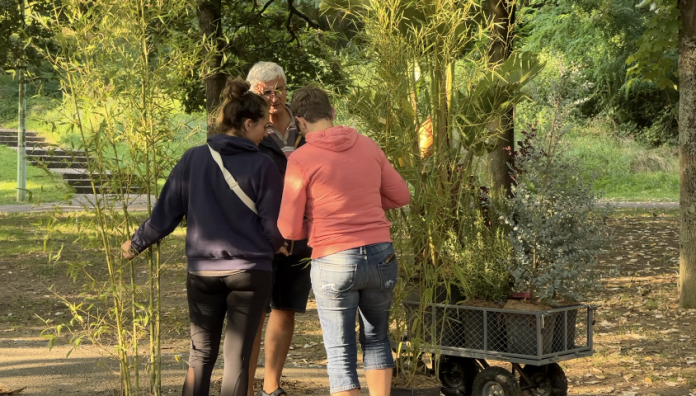 Des clients venus acheter des plantes à Metz Plage