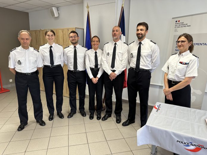 Les nouveaux commissaires encadrés par la Directrice de la DIPN et son adjoint