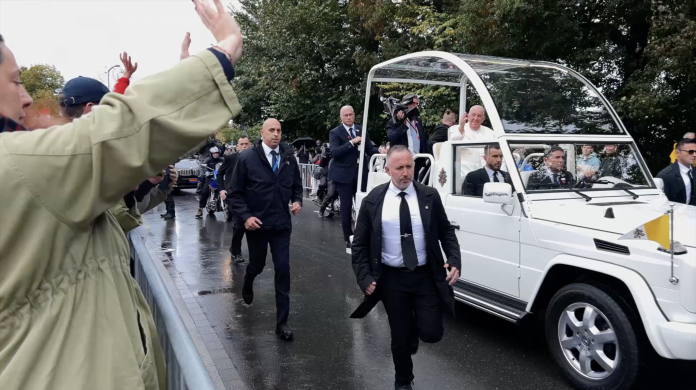 Le pape dans la papamobile, de passage au Luxembourg ce 26 septembre