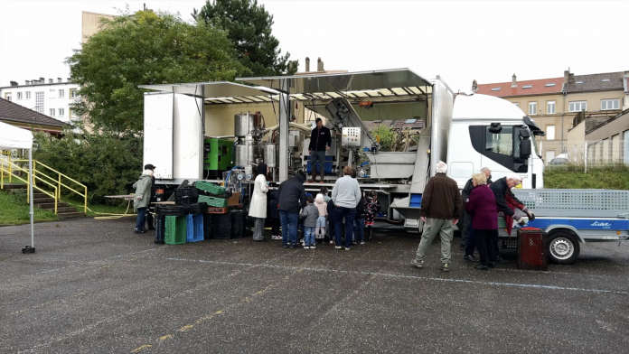 Camion qui presse en arrêt à Montigny-lès-metz pour presser les pommes des habitants