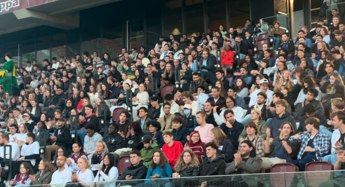 Les étudiants de première année réunis au stade pour une soirée d'accueil