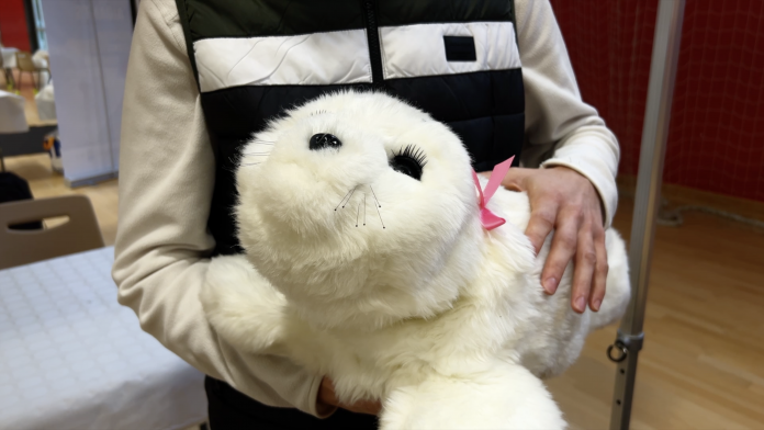 Paro le phoque au palais des sports d'Amnéville pour la journée nationale des aidants