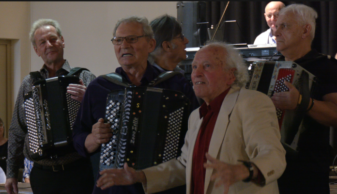 Ancien professeur d'accordéon, il fête ses 100 ans avec ses anciens élèves !