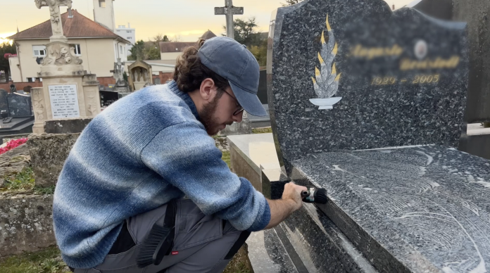 Ils se sont lancés dans le nettoyage de tombes