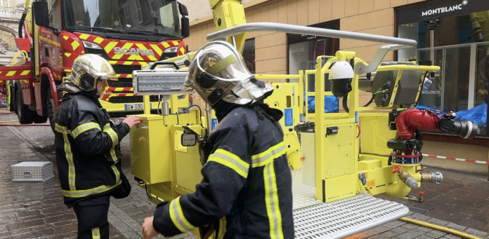 Le feu est désormais maitrisé. Près de 20 pompiers seront encore mobilisés cette nuit et mardi afin de surveiller les lieux. Découvrez en images 24h de combat contre les flammes !