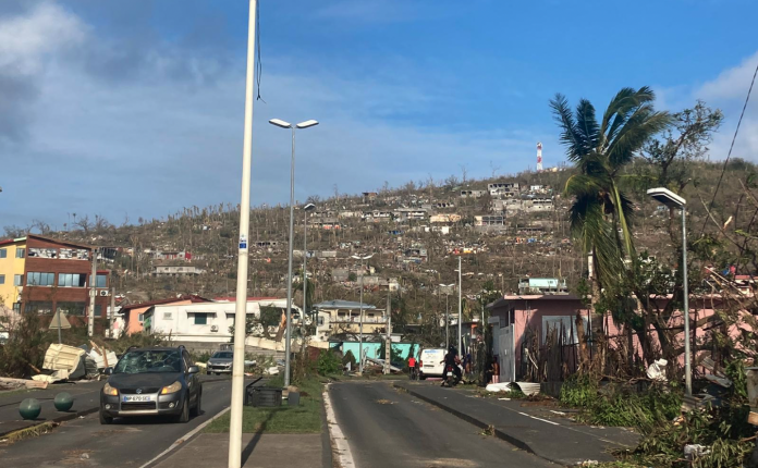 Après le cyclone à Mayotte, l’aide humanitaire se met en place