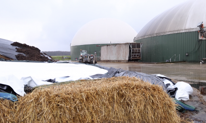 À droite, l'unité de méthanisation agricole de la famille Becker, agriculteurs en poly-elvage. Sur la gauche, les déchets organiques qui permettent de produire cette énergie renouvelable.