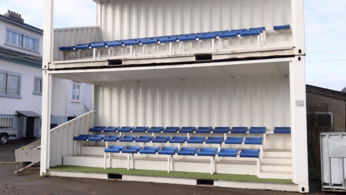 À Metzevrisse, Olivier Marchiol redonne vie aux conteneurs maritimes : ici, deux box sont transformés en tribune.