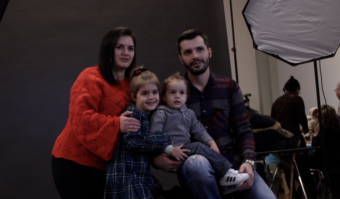 Les familles se prêtent au jeu du shooting photo, en posant devant l'objectif.