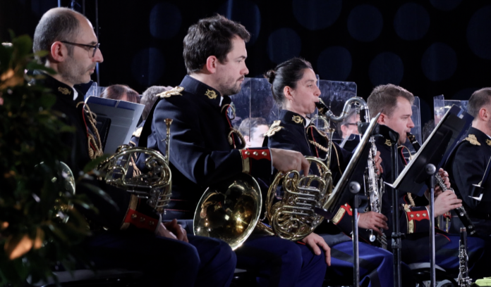 60 musiciens de L'Orchestre de La Garde Républicaine sont sur scène à Kanfen, à l'occasion du concert de nouvel an 2025. le public est invité par la CC. Cattenom et environs.