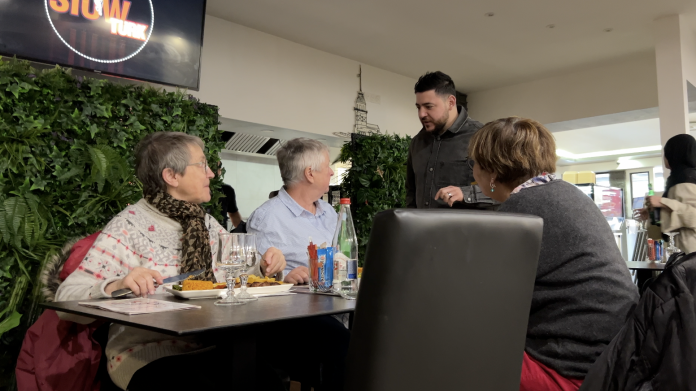 Mehmet, restaurateur, échange avec les clients de La Tour de Léandre, tous ravis de prendre part à cette initiative solidaire pour Mayotte.