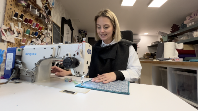 Dans les botte de - Ségolène coud divers produits zéro déchets, comme ici, des serviettes de table réutilisables pour une école.