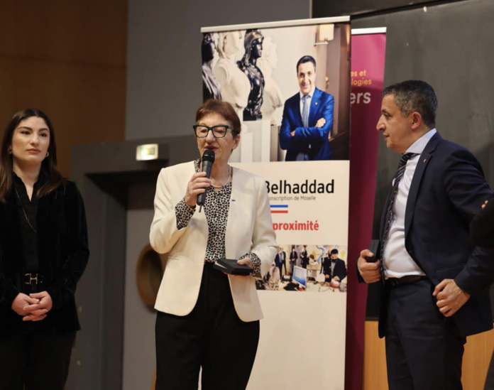 Monique Vergnole et Alice Minnès reçoit la médaille de l'Assemblée Nationale, remise par le député Belhaddad, pour récompenser leur engagement au sein de leur association 