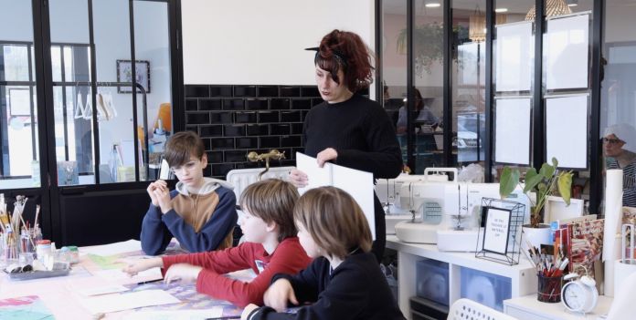 Art à Miss, le café créatif éco-responsable, propose notamment des ateliers DIY avec de la récupération. Ici, les enfants fabriquent des BD à partir de cartes à jouer.