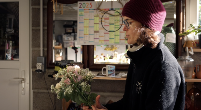 Solange Lotte est fleuriste éco-responsable à Plesnois. Elle gère l'atelier Effleurs.