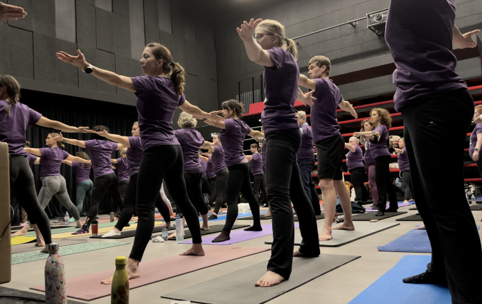 Yoga géant pour les droits des femmes