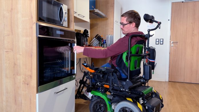 Jordan, habitant d'une résidence adaptée 