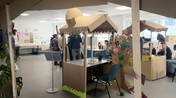 Ce village est entièrement conçu en carton recyclé !