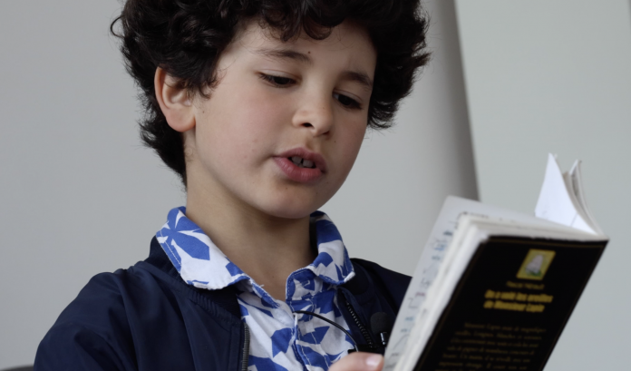 Emil, 9 ans, se prépare quant à lui au concours des Petits champions de la lecture.