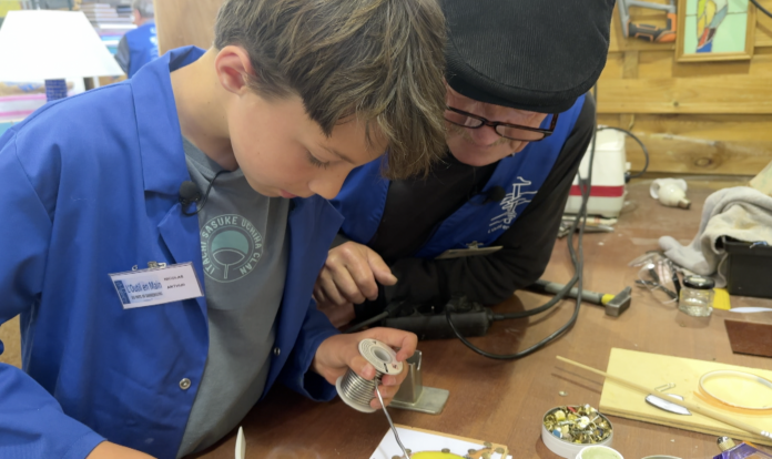 L'outil en main : la transmission bénévole au service des métiers manuels