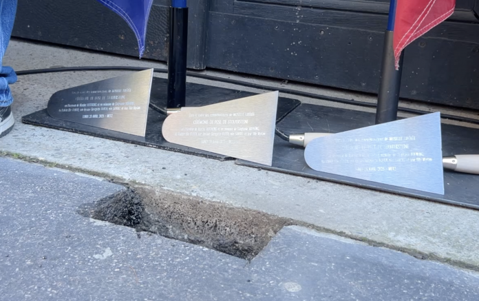 Cinq Stolpersteine posés pour honorer les victimes de la Shoah