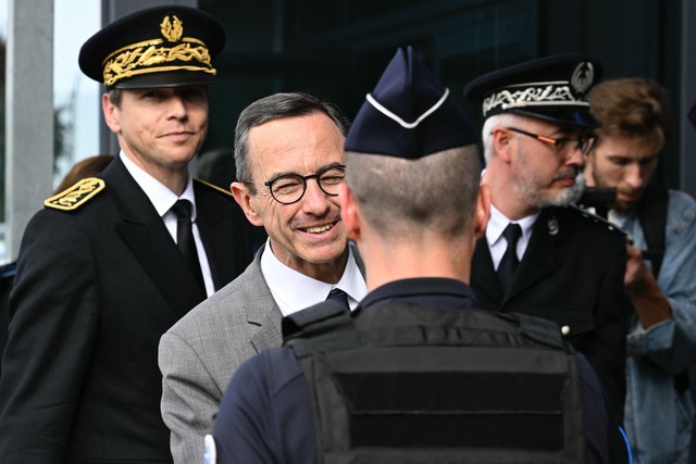 Bruno Retailleau, ministre de l'intérieur, en visite au centre de rétention administrative de Metz - crédit photo :JEAN-CHRISTOPHE VERHAEGEN - AFP