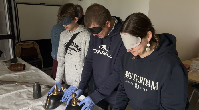Équipés de gants et de bandeau, les visiteurs ont découvert à l'aveugle le musée.