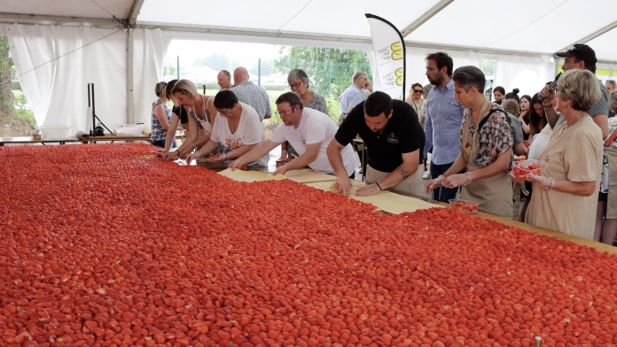 Ils tentent le record du monde de la plus grande tarte aux fraises