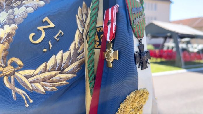 Le 3e régiment de Hussards décoré de la croix de la valeur militaire